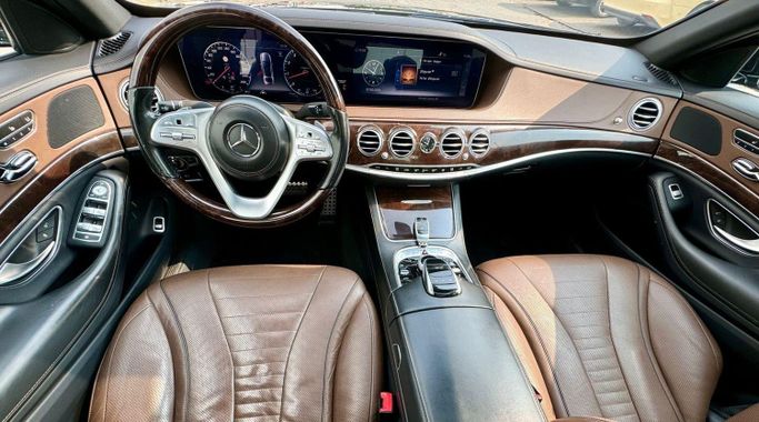 Used Mercedes-Benz S-Class 450 4MATIC VII (W223), 3.0 l, 2020 in Sharjah by DCB Cars, Black color. GCC Specs | AUTO.AE