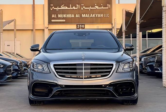 Подержанный Mercedes-Benz S-Class 560 VI (W222, C217) Рестайлинг, 4.0 л, 2019 в Шардже от Al Nukhba Al Malakyah Used Cars Серебристый цвет. Американская | AUTO.AE