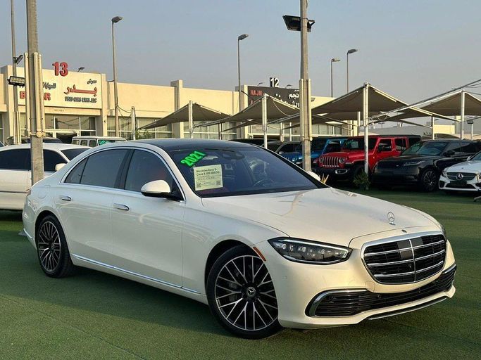 Подержанный Mercedes-Benz S-Class 580 Long 4MATIC VII (W223), 4.0 л, 2021 в Шардже от Badar Used Cars Белый цвет.  | AUTO.AE