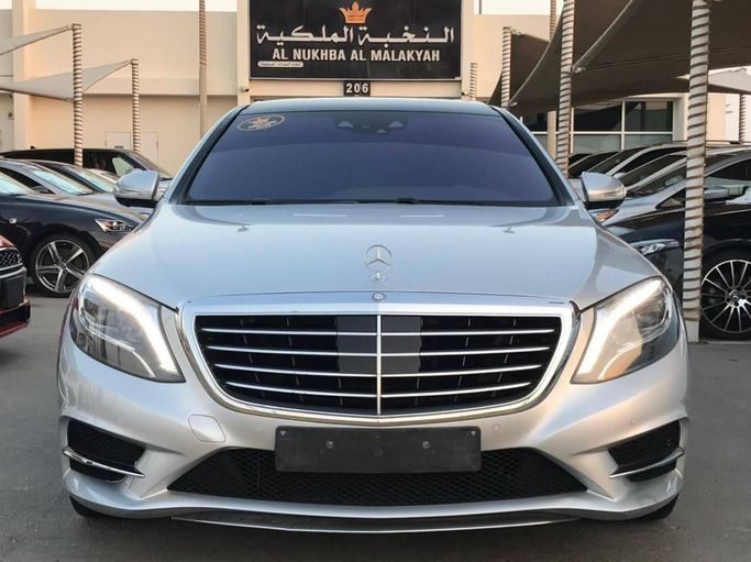 Подержанный Mercedes-Benz S-Class 550 VI (W222, C217), 4.7 л, 2016 в Шардже от Al Nukhba Al Malakyah Used Cars Серебристый цвет. Американская | AUTO.AE