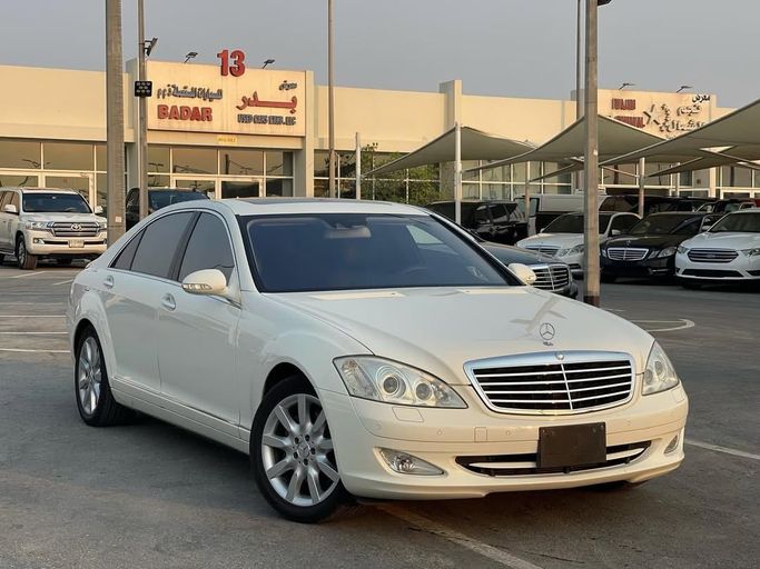 Подержанный Mercedes-Benz S-Class 550 Long V (W221), 5.5 л, 2008 в Шардже от Badar Used Cars Белый цвет.  | AUTO.AE