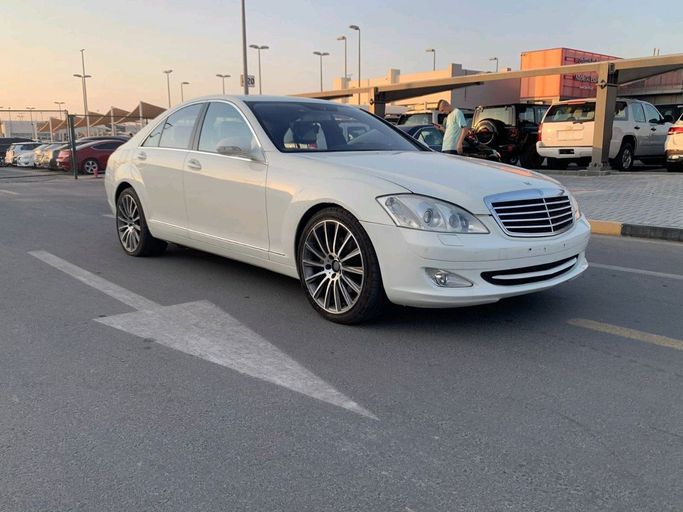 Подержанный Mercedes-Benz S-Class 450 V (W221), 4.7 л, 2009 в Шардже от Al Najem Used Cars Белый цвет. Японская | AUTO.AE