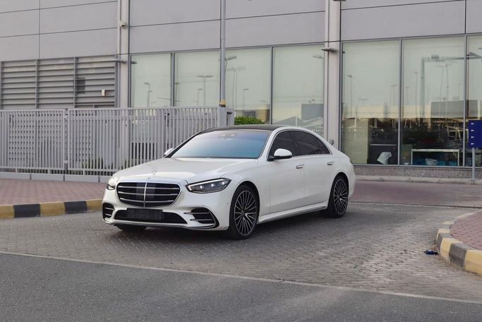 مستعملة Mercedes-Benz S-Class 580 4MATIC سابعاً (W223), 4.0 l, 2023 في في الشارقة من Sama Al Sham Cars، اللون أبيض. مواصفات الخليج | AUTO.AE