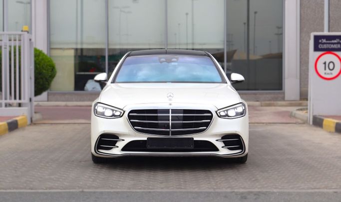 Used Mercedes-Benz S-Class 580 4MATIC VII (W223), 4.0 l, 2023 in Sharjah, White color. GCC Specs | AUTO.AE
