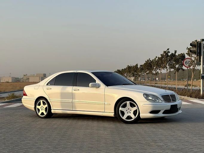 مستعملة Mercedes-Benz S-Class 500 عملية فيس ليفت IV (W220), 5.0 l, 2007 في في الإمارات, الشارقة من AL KARADAH USED CARS TRADING، اللون أبيض. المواصفات اليابانية | AUTO.AE | إعلان #271643