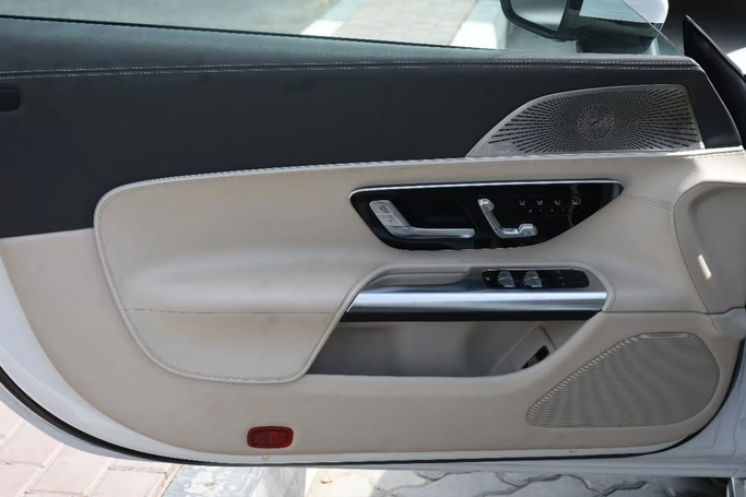 Подержанный Mercedes-Benz SL-Class AMG 55 AMG IV (R232), 4.0 л, 2023 в Шардже от Alfaris Used Cars Белый цвет. Other | AUTO.AE
