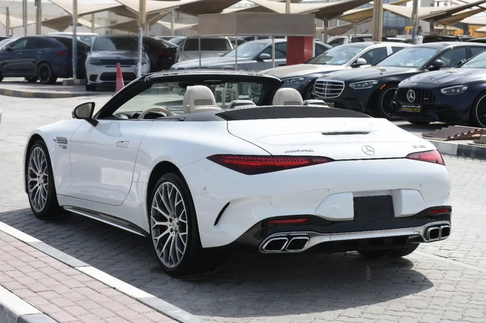 Подержанный Mercedes-Benz SL-Class AMG 55 AMG IV (R232), 4.0 л, 2023 в Шардже от Alfaris Used Cars Белый цвет. Other | AUTO.AE