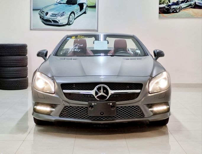 Подержанный Mercedes-Benz SL-Class 500/550 VI (R231), 4.7 л, 2014 в Шардже от Al Rukn Al Masie Used Cars Серый цвет. Японская | AUTO.AE