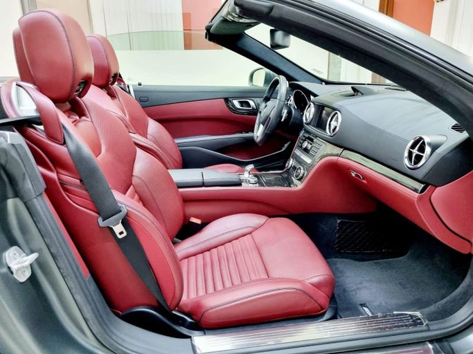 Подержанный Mercedes-Benz SL-Class 500/550 VI (R231), 4.7 л, 2014 в Шардже от Al Rukn Al Masie Used Cars Серый цвет. Японская | AUTO.AE