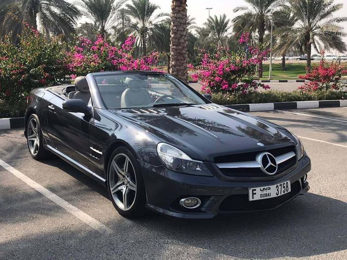 Used Mercedes-Benz SL-Class 550 V (R230) Facelift 2, 5.5 l, 2011 in Sharjah by Al Nukhba Al Malakyah Used Cars, Grey color. American Specs | AUTO.AE