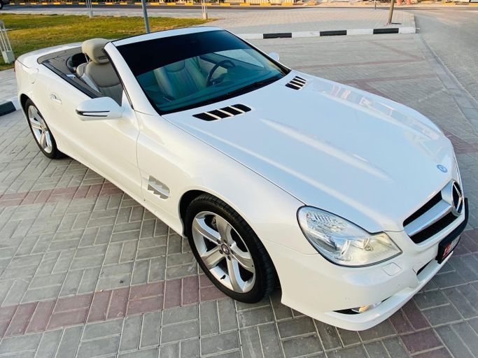 مستعملة Mercedes-Benz SL-Class 500/550 V (R230 R230) فيس ليفت 2, 5.5 l, 2010 في في الشارقة، اللون أبيض. مواصفات الخليج | AUTO.AE | إعلان #273603