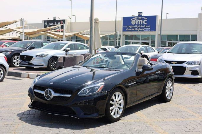Подержанный Mercedes-Benz SLC 300 I (R172), 2.0 л, 2017 в Шардже от OMC Used Cars Черный цвет. Американская | AUTO.AE