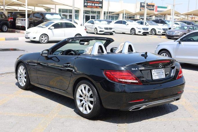 Подержанный Mercedes-Benz SLC 300 I (R172), 2.0 л, 2017 в Шардже от OMC Used Cars Черный цвет. Американская | AUTO.AE