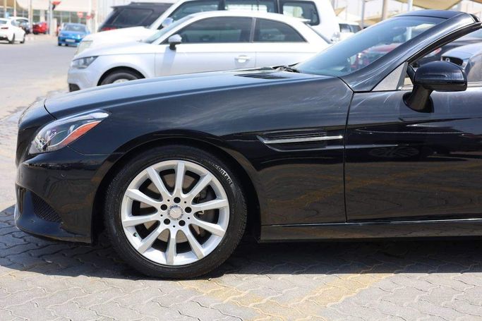 Подержанный Mercedes-Benz SLC 300 I (R172), 2.0 л, 2017 в Шардже от OMC Used Cars Черный цвет. Американская | AUTO.AE