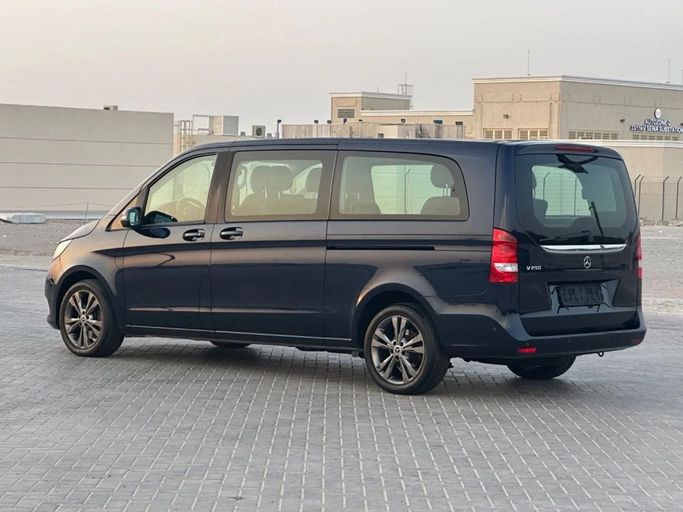 Подержанный Mercedes-Benz V-Class 250 III (W447) Рестайлинг, 2.0 л, 2019 в Шардже от Al Aayan Used Cars Черный цвет. GCC | AUTO.AE