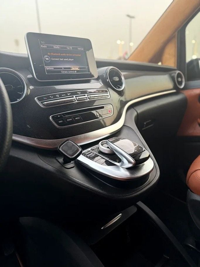 Подержанный Mercedes-Benz V-Class 250 III (W447) Рестайлинг, 2.0 л, 2020 в Шардже от Al Fakhamah Used Cars Черный цвет. GCC | AUTO.AE