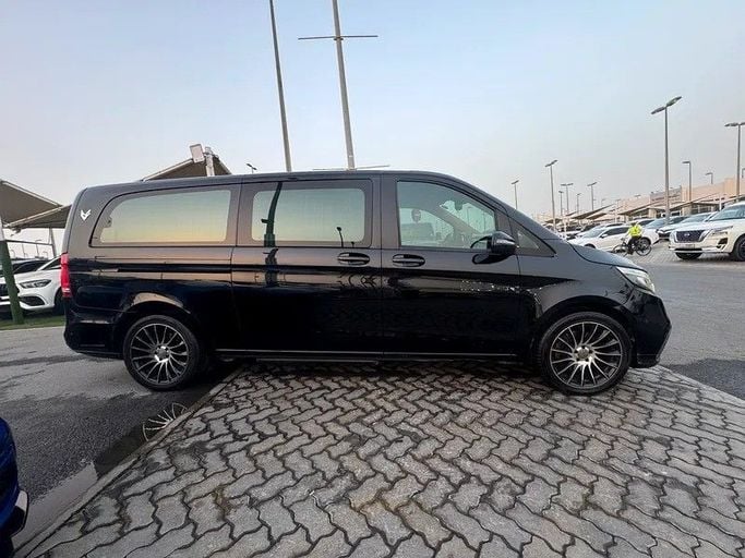 Подержанный Mercedes-Benz V-Class 250 III (W447) Рестайлинг, 2.0 л, 2020 в Шардже от Al Fakhamah Used Cars Черный цвет. GCC | AUTO.AE