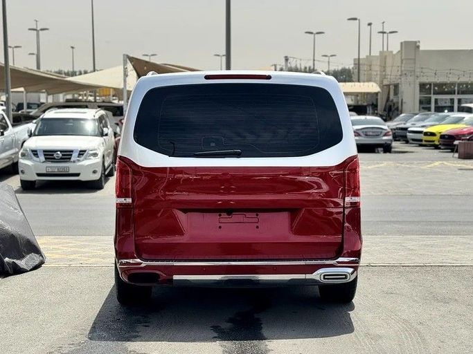 Подержанный Mercedes-Benz V-Class III (W447) Рестайлинг, 2.0 л, 2022 в Шардже от Al Fakhamah Used Cars Красный цвет. GCC | AUTO.AE