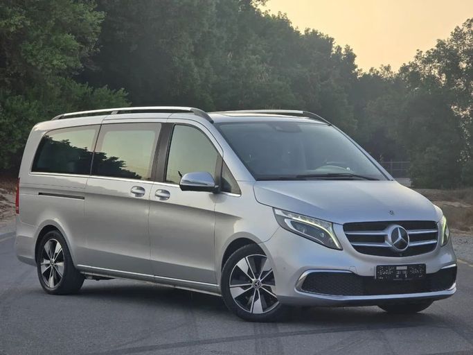 Подержанный Mercedes-Benz V-Class 250 III (W447) Рестайлинг, 2.0 л, 2021 в Шардже от Al Jana Used Cars Серебристый цвет. GCC | AUTO.AE