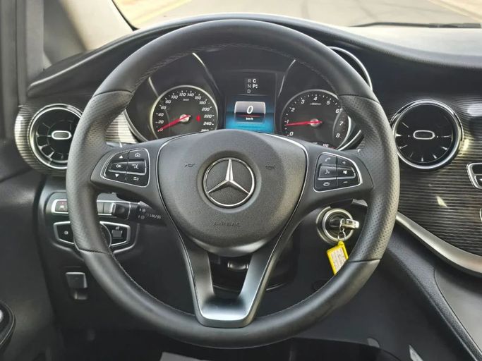 Подержанный Mercedes-Benz V-Class 250 III (W447) Рестайлинг, 2.0 л, 2021 в Шардже от Al Jana Used Cars Серебристый цвет. GCC | AUTO.AE