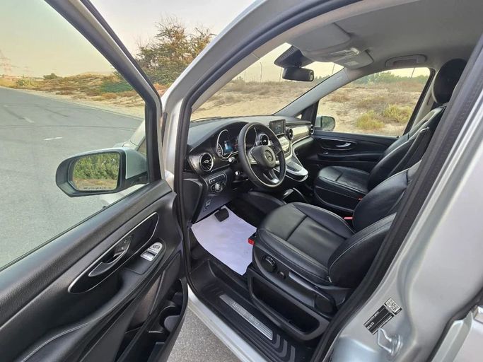 Подержанный Mercedes-Benz V-Class 250 III (W447) Рестайлинг, 2.0 л, 2021 в Шардже от Al Jana Used Cars Серебристый цвет. GCC | AUTO.AE