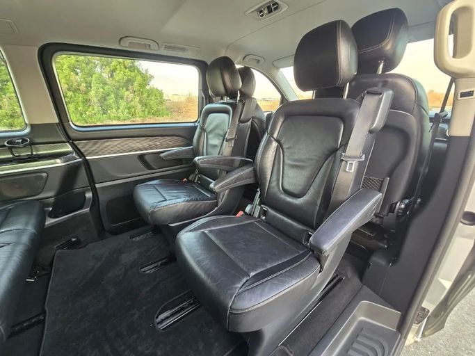 Подержанный Mercedes-Benz V-Class 250 III (W447) Рестайлинг, 2.0 л, 2021 в Шардже от Al Jana Used Cars Серебристый цвет. GCC | AUTO.AE