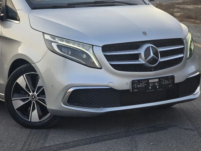 Подержанный Mercedes-Benz V-Class 250 III (W447) Рестайлинг, 2.0 л, 2021 в Шардже от Al Jana Used Cars Серебристый цвет. GCC | AUTO.AE