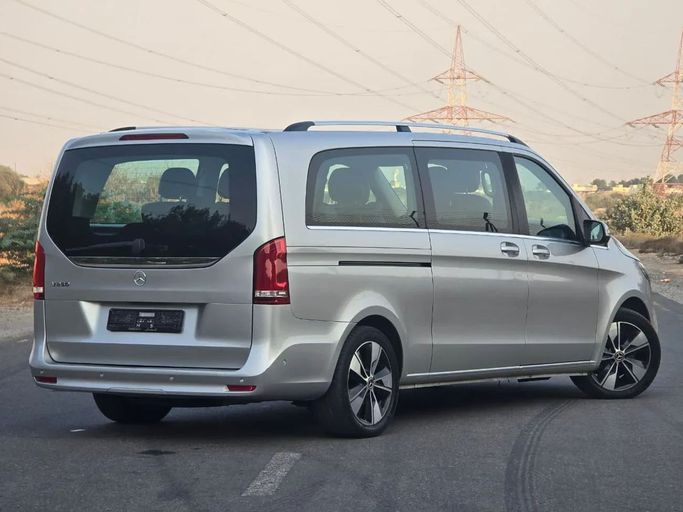 Подержанный Mercedes-Benz V-Class 250 III (W447) Рестайлинг, 2.0 л, 2021 в Шардже от Al Jana Used Cars Серебристый цвет. GCC | AUTO.AE