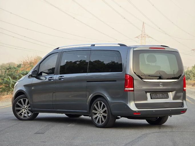 Подержанный Mercedes-Benz V-Class 250 III (W447) Рестайлинг, 2.0 л, 2020 в Шардже от Al Jana Used Cars Серый цвет. GCC | AUTO.AE