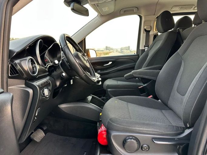 Подержанный Mercedes-Benz V-Class 250 III (W447) Рестайлинг, 2.0 л, 2019 в Шардже от Al Jana Used Cars Черный цвет. GCC | AUTO.AE