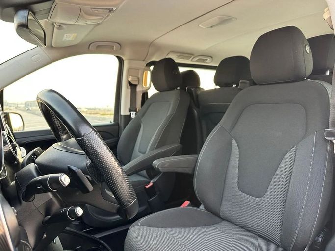 Подержанный Mercedes-Benz V-Class 250 III (W447) Рестайлинг, 2.0 л, 2019 в Шардже от Al Jana Used Cars Черный цвет. GCC | AUTO.AE