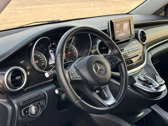 Подержанный Mercedes-Benz V-Class 250 III (W447) Рестайлинг, 2.0 л, 2019 в Шардже от Al Jana Used Cars Черный цвет. GCC | AUTO.AE