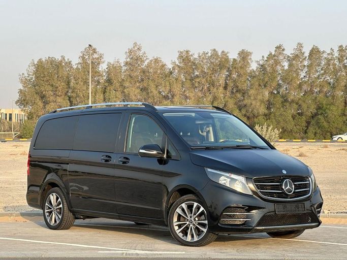 Подержанный Mercedes-Benz V-Class 250 III (W447), 2.0 л, 2016 в Шардже от Al Jana Used Cars Черный цвет. GCC | AUTO.AE