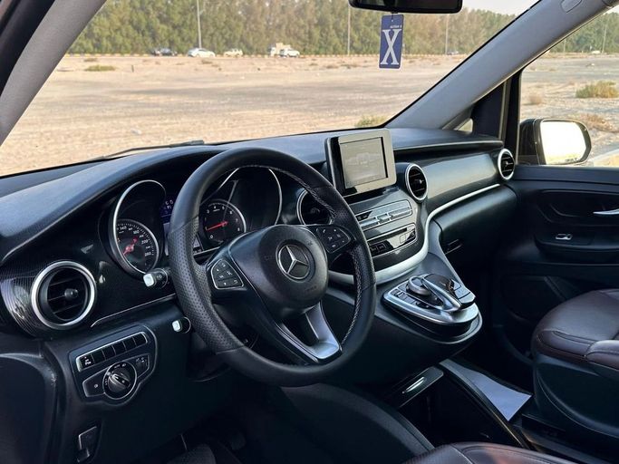 Подержанный Mercedes-Benz V-Class 250 III (W447), 2.0 л, 2016 в Шардже от Al Jana Used Cars Черный цвет. GCC | AUTO.AE