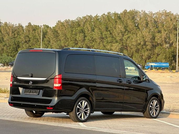 Подержанный Mercedes-Benz V-Class 250 III (W447), 2.0 л, 2016 в Шардже от Al Jana Used Cars Черный цвет. GCC | AUTO.AE