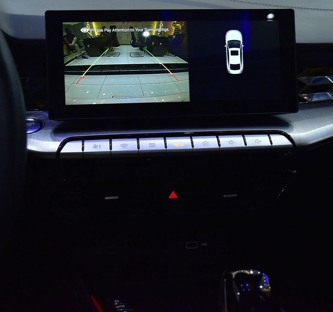 Подержанный MG 5 II, 1.5 л, 2024 в Шардже от Honey Gidosha Used Cars Tr. Белый цвет.  | AUTO.AE