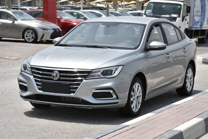 Подержанный MG 5 I Рестайлинг, 1.5 л, 2023 в Шардже от Alfaris Used Cars Серебристый цвет. Other | AUTO.AE