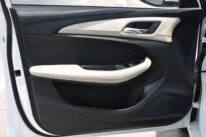Новый MG 5 I Рестайлинг, 1.5 л, 2023 в Шардже от Alfaris Used Cars Белый цвет. Other | AUTO.AE
