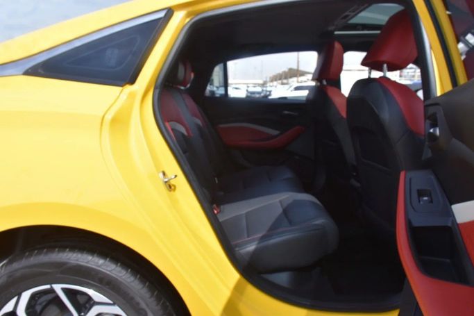 Подержанный MG 5 II, 1.5 л, 2022 в Шардже от Alfaris Used Cars Желтый цвет. GCC | AUTO.AE