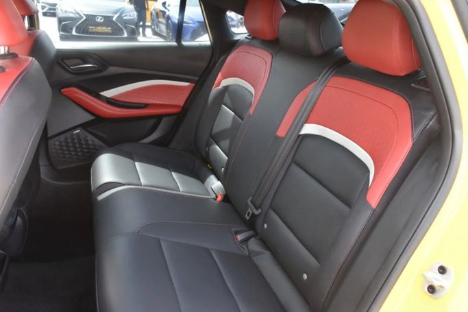 Подержанный MG 5 II, 1.5 л, 2022 в Шардже от Alfaris Used Cars Желтый цвет. GCC | AUTO.AE