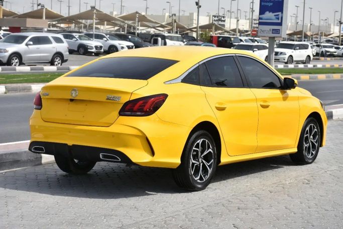 Подержанный MG 5 II, 1.5 л, 2022 в Шардже от Alfaris Used Cars Желтый цвет. GCC | AUTO.AE