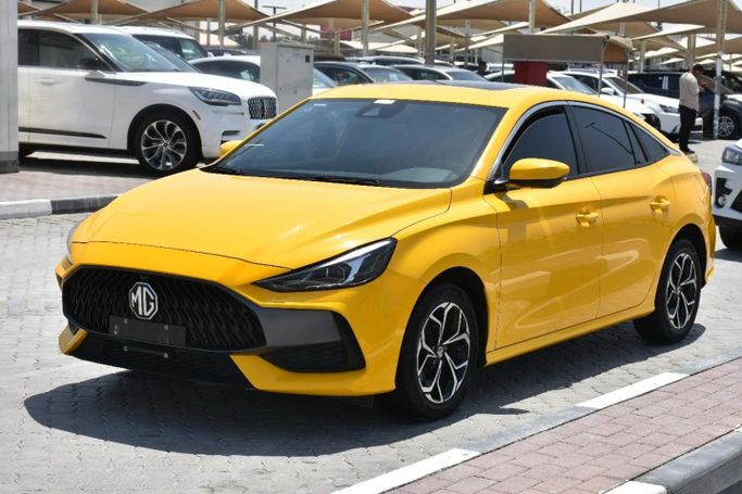 Подержанный MG 5 II, 1.5 л, 2022 в Шардже от Alfaris Used Cars Желтый цвет. GCC | AUTO.AE