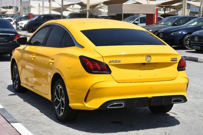 Подержанный MG 5 II, 1.5 л, 2022 в Шардже от Alfaris Used Cars Желтый цвет. GCC | AUTO.AE