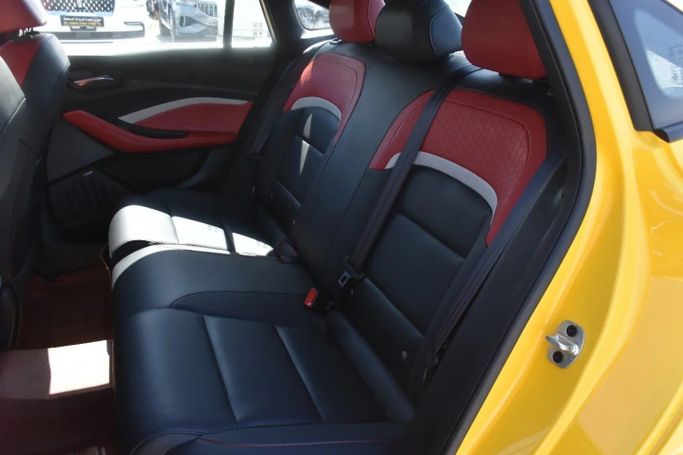Подержанный MG 5 II, 1.5 л, 2022 в Шардже от Alfaris Used Cars Желтый цвет. Other | AUTO.AE