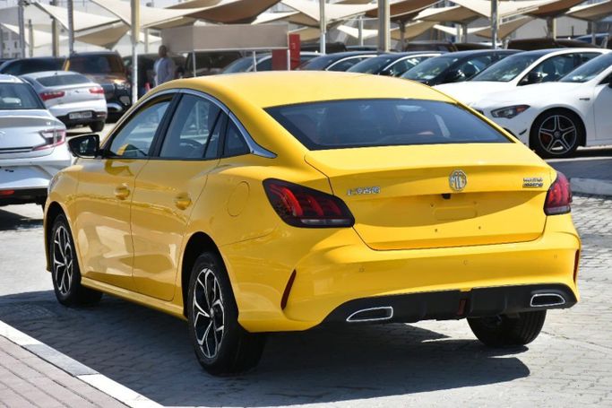 Подержанный MG 5 II, 1.5 л, 2022 в Шардже от Alfaris Used Cars Желтый цвет. Other | AUTO.AE