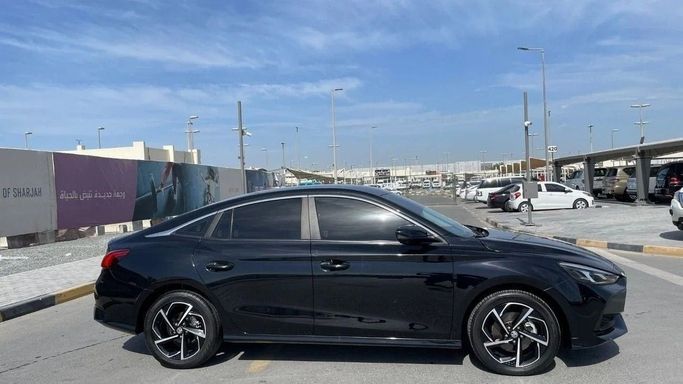 Подержанный MG 5 II, 1.5 л, 2022 в Шардже от Halla Cars Черный цвет. GCC | AUTO.AE