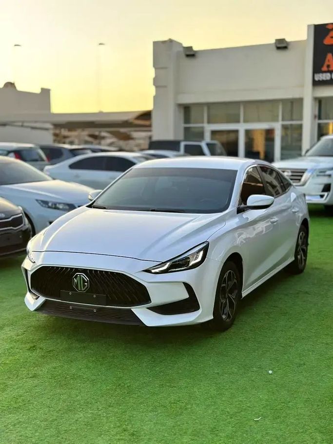 Подержанный MG 5 II Рестайлинг (GT), 1.5 л, 2024 в Шардже от AL KARADAH USED CARS TRADING Белый цвет.  | AUTO.AE