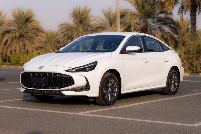 جديدة MG 5 شد الوجه الثاني, 1.5 l, 2025 في في الشارقة من Dubai 2000 Used Cars، اللون أبيض. المواصفات الصينية | AUTO.AE