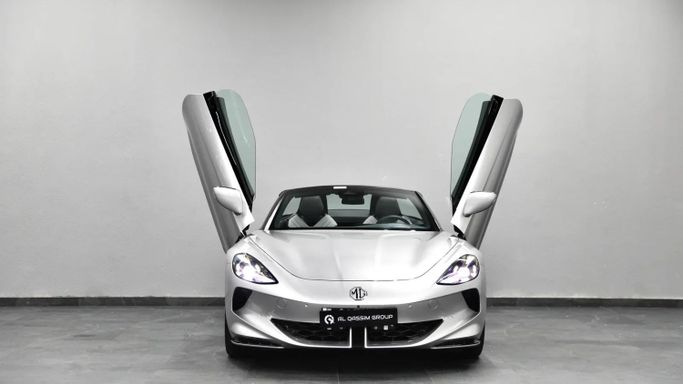 Подержанный MG Cyberster, 2023 в Шардже от Al Qassem Cars Trading Серебристый цвет. Китайская | AUTO.AE