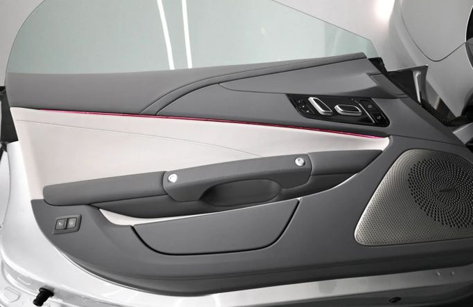 Подержанный MG Cyberster, 2023 в Шардже от Al Qassem Cars Trading Серебристый цвет. Китайская | AUTO.AE